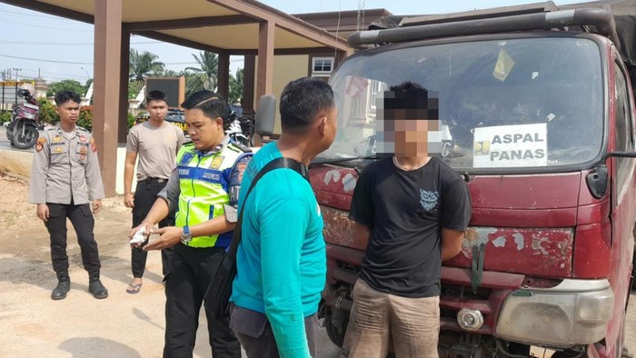 Polisi mengamankan sopir truk batu bara di ugal-ugalan saat diperiksa polisi di Batang Hari, Jambi