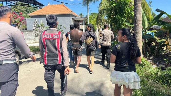 Polisi meringkus WN asal Inggris yang diduga mencuri tas milim wisatawan asal Prancis di Nusa Penida, Senin (13/7/2026). (Dok. Polsek Nusa Penida).