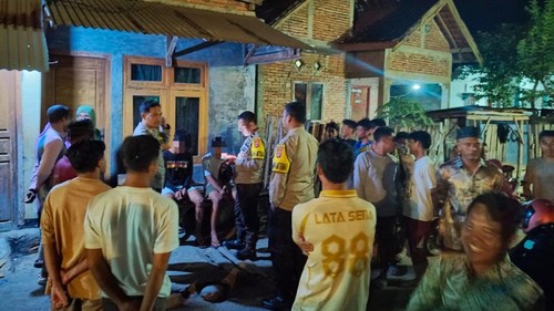 Polisi Polsek Dompu menangkap dua orang pelaku pengeroyokan di pada Minggu (12/7/2026) malam. (Dok Polsek Dompu)