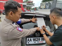 Viral Aksi Ngawur Videografer Bikin Konten-Tubuh Keluar Mobil di Tol Semarang