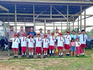 Senyum Siswa SD di Landak Belajar di Bekas Gedung Perusahaan Karet