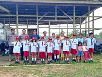 Senyum Siswa SD di Landak Belajar di Bekas Gedung Perusahaan Karet