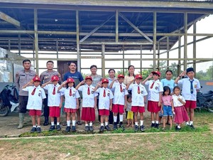 Senyum Siswa SD di Landak Belajar di Bekas Gedung Perusahaan Karet