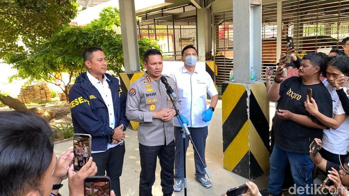 Polri dan PT Pegadaian cek kadar dan keaslian emas 74 kilogram yang disita terkait dugaan korupsi eks Jampidsus Febrie Adriansyah, Senin (13/7/2026).