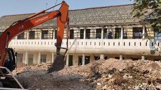 SDN Pocin 1 Dibongkar, Warga Pertanyakan Urgensi Proyek Rumah Kreatif Rp 15,7 M