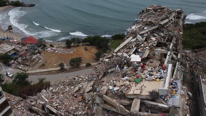 Pemandangan memilukan terlihat di Catia La Mar, Negara Bagian La Guaira, Venezuela, setelah gempa bumi yang mengguncang wilayah tersebut pada 24 Juni lalu. Rekaman drone yang diambil pada Minggu (12/7/2026) memperlihatkan warga masih bertahan di teng