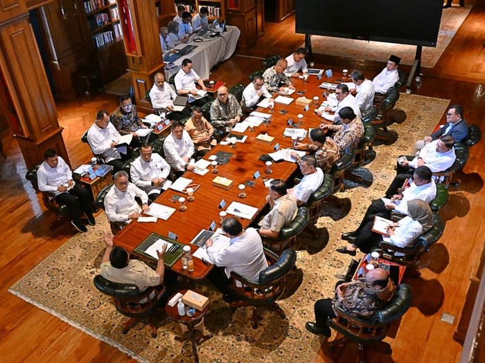 Prabowo ratas bareng belasan menteri di Hambalang, 13 Juli 2026 (Muchlis Jr - Biro Pers, Media, dan Informasi Sekretariat Presiden)
