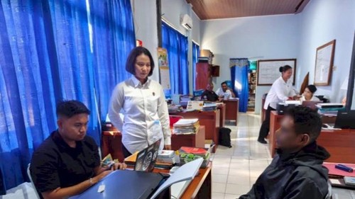 Pria berinisial RHM (37), yang mengaku sebagai polisi, saat menjalani pemeriksaan intensif di Polresta Kupang Kota, NTT, Senin (13/7/2026)(Dok. Polresta Kupang Kota).