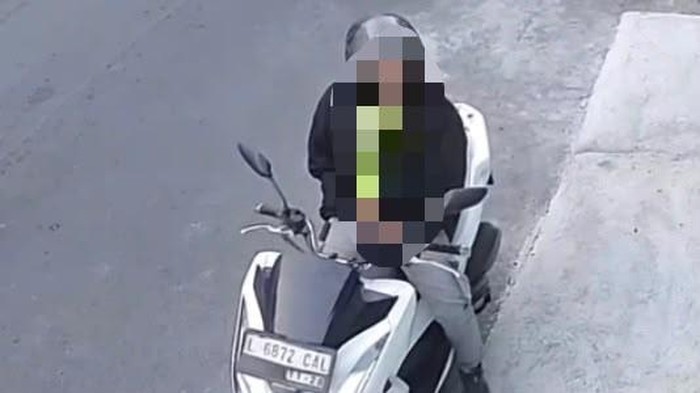 Pria pelaku pamer kelamin di Sawahan Surabaya yang tertangkap kamera CCTV.