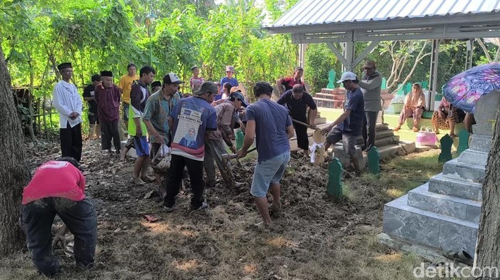 Proses pemakaman Karsinih, korban kecelakaan maut di jalur Pantura Indramayu.
