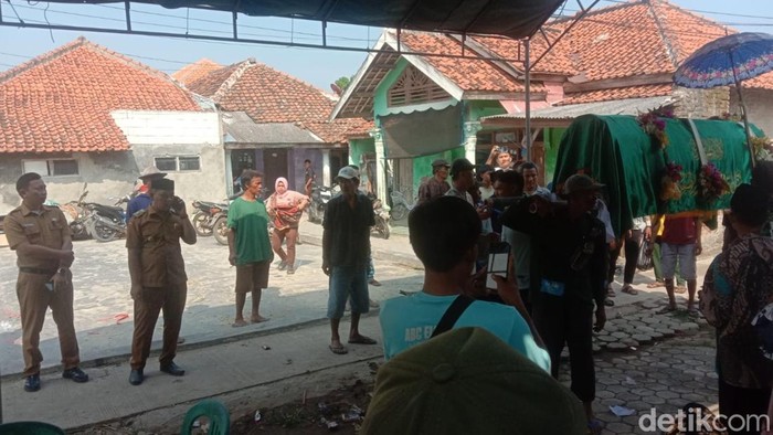 Prosesi pemakaman salah satu korban kecelakaan maut di Pantura Indramayu.