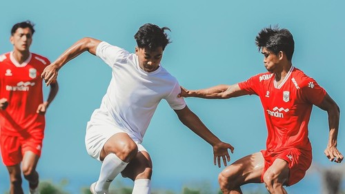 Putu Panji Apriawan (jersey putih) saat mengikuti latihan bersama Timnas Indonesia senior di Bali United Training Center, Pantai Purnama, Gianyar. (Instagram @putupanjii17)