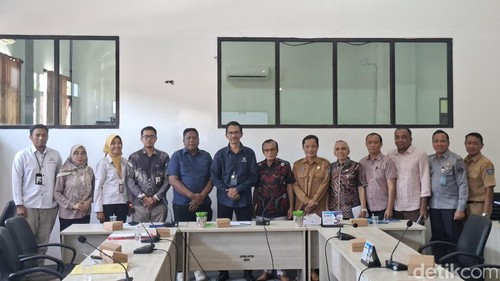 Kepala Ombudsman RI NTB Dwi Sudarsono bersama Ketua Bepemperda DPRD NTB Ali Usman Al Khairi dengan Ketua Komisi V DPRD NTB Lalu Sudiartawan dan Anggota, Didi Sumardi saat RDP di DPRD NTB, Senin (13/7/2026).