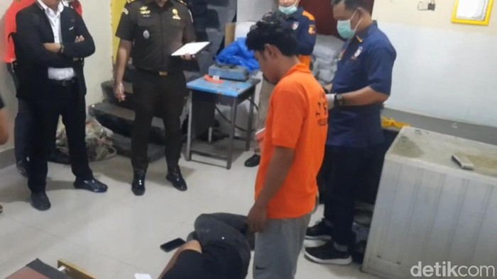 Rekonstruksi kasus pembunuhan seorang istri yang dilakukan suaminya di Makassar.