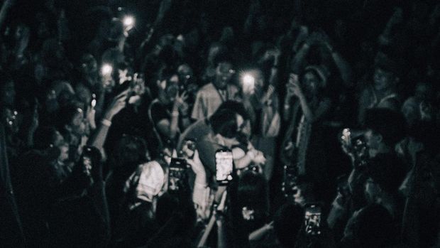 Romantis! Pria ini lamar saat Niki Zefanya bernyanyi di panggung Prambanan Jazz Festival 2026