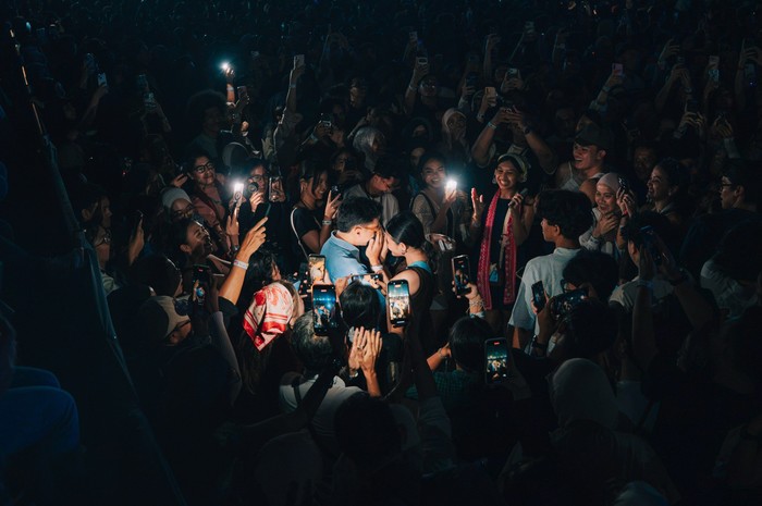 Romantis! Pria ini lamar saat Niki Zefanya bernyanyi di panggung Prambanan Jazz Festival 2026