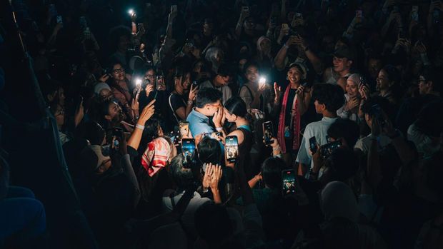 Romantis! Pria ini lamar saat Niki Zefanya bernyanyi di panggung Prambanan Jazz Festival 2026