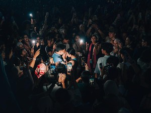 Viral Momen Manis Pria Lamar Kekasih Saat Niki Nyanyi di Prambanan Jazz