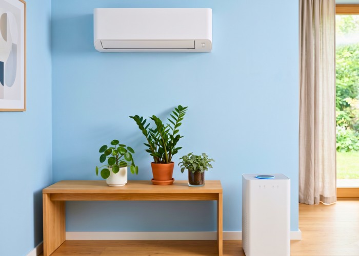 Ruangan biru dengan AC, tanaman, dan pembersih udara