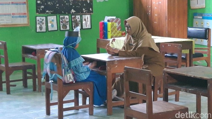 Khanza. siswa baru SDN 2 Cepokosawit, Kecamatan Sawit, Kabupaten Boyolali, mengikuti MPLS, Senin (13/7/2026).