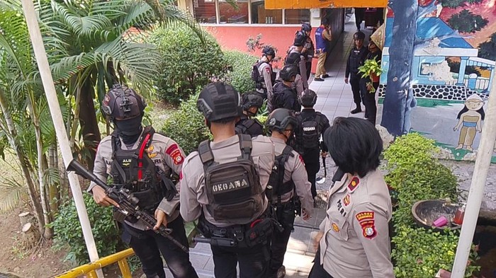 SDN di Jaksel mendapatkan ancaman teror bom yang dikirimkan melalui pesan WhatsApp (WA). Pesan itu diterima saat guru dan murid berkumpul di lapangan sekolah. (dok Istimewa) SDN di Jaksel mendapatkan ancaman teror bom yang dikirimkan melalui pesan WhatsApp (WA). Pesan itu diterima saat guru dan murid berkumpul di lapangan sekolah. (dok Istimewa)
