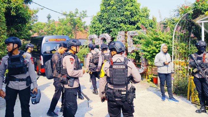 SDN di Jaksel mendapatkan ancaman teror bom yang dikirimkan melalui pesan WhatsApp (WA). Pesan itu diterima saat guru dan murid berkumpul di lapangan sekolah. (dok Istimewa)
