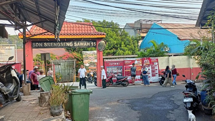 SDN Srengseng Sawah 15 Pagi di Jagakarsa, Jaksel mendapatkan ancaman teror bom. Kepolisian menyisir tiap sudut sekolah untuk memastikan kondisi aman (dok Ist)