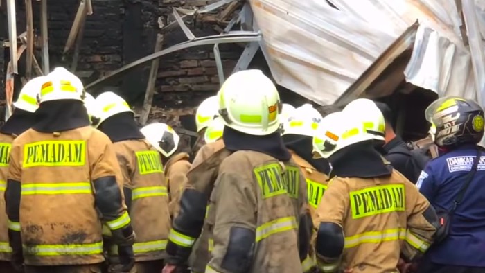 Sejumlah bangunan terbakar di Pulogadung, Jakarta Timur (Jaktim) dan menyebabkan 3 orang tewas. Kebakaran dipicu korsleting listrik. (dok Damkar Jaktim)