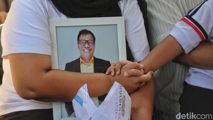 Suasana duka menyelimuti TPU Tanah Kusir, Jakarta Selatan, saat keluarga, kerabat, dan sahabat mengantarkan komedian Simson Rarameha Ngadang atau yang lebih dikenal sebagai Temon ke tempat peristirahatan terakhirnya, Senin (13/7/2026). Isak tangis mengiringi prosesi pemakaman sebagai bentuk penghormatan terakhir bagi sosok yang telah menghibur masyarakat lewat dunia komedi.