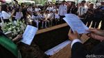 Selamat Jalan Temon! Isak Tangis Warnai Prosesi Pemakaman Sang Komedian