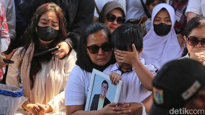 Suasana duka menyelimuti TPU Tanah Kusir, Jakarta Selatan, saat keluarga, kerabat, dan sahabat mengantarkan komedian Simson Rarameha Ngadang atau yang lebih dikenal sebagai Temon ke tempat peristirahatan terakhirnya, Senin (13/7/2026). Isak tangis mengiringi prosesi pemakaman sebagai bentuk penghormatan terakhir bagi sosok yang telah menghibur masyarakat lewat dunia komedi.