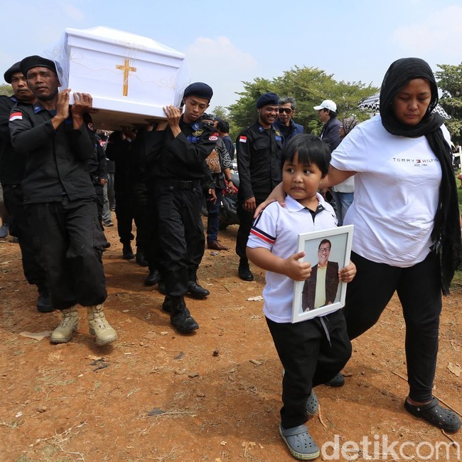Selamat Jalan Temon! Isak Tangis Warnai Prosesi Pemakaman Sang Komedian
