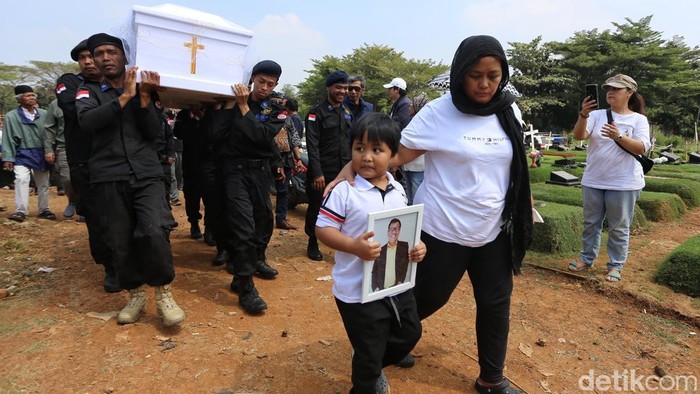 Suasana duka menyelimuti TPU Tanah Kusir, Jakarta Selatan, saat keluarga, kerabat, dan sahabat mengantarkan komedian Simson Rarameha Ngadang atau yang lebih dikenal sebagai Temon ke tempat peristirahatan terakhirnya, Senin (13/7/2026). Isak tangis mengiringi prosesi pemakaman sebagai bentuk penghormatan terakhir bagi sosok yang telah menghibur masyarakat lewat dunia komedi.