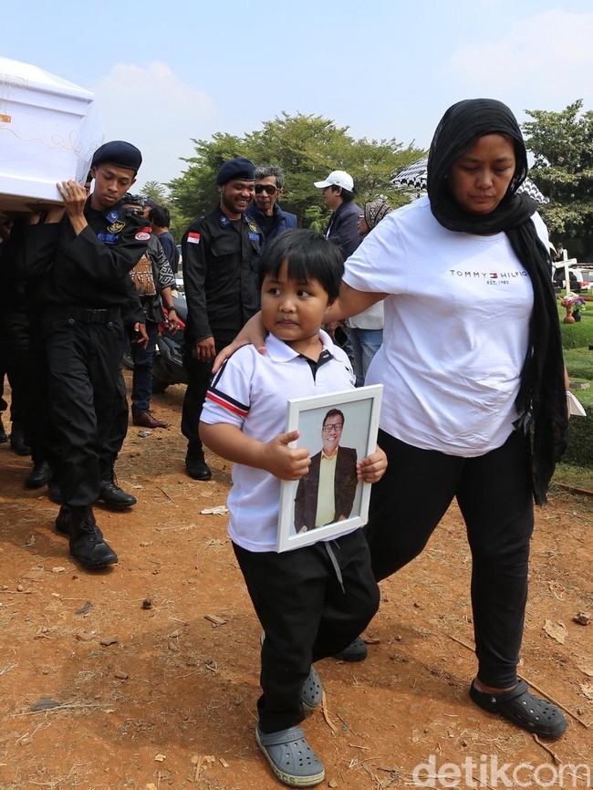 Selamat Jalan Temon! Isak Tangis Warnai Prosesi Pemakaman Sang Komedian