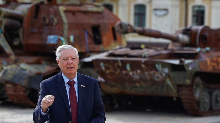 Senator AS Lindsey Graham saat berkunjung ke Kyiv, Ukraina, sehari sebelum meninggal dunia (REUTERS/Valentyn Ogirenko/File Photo Purchase Licensing Rights) 