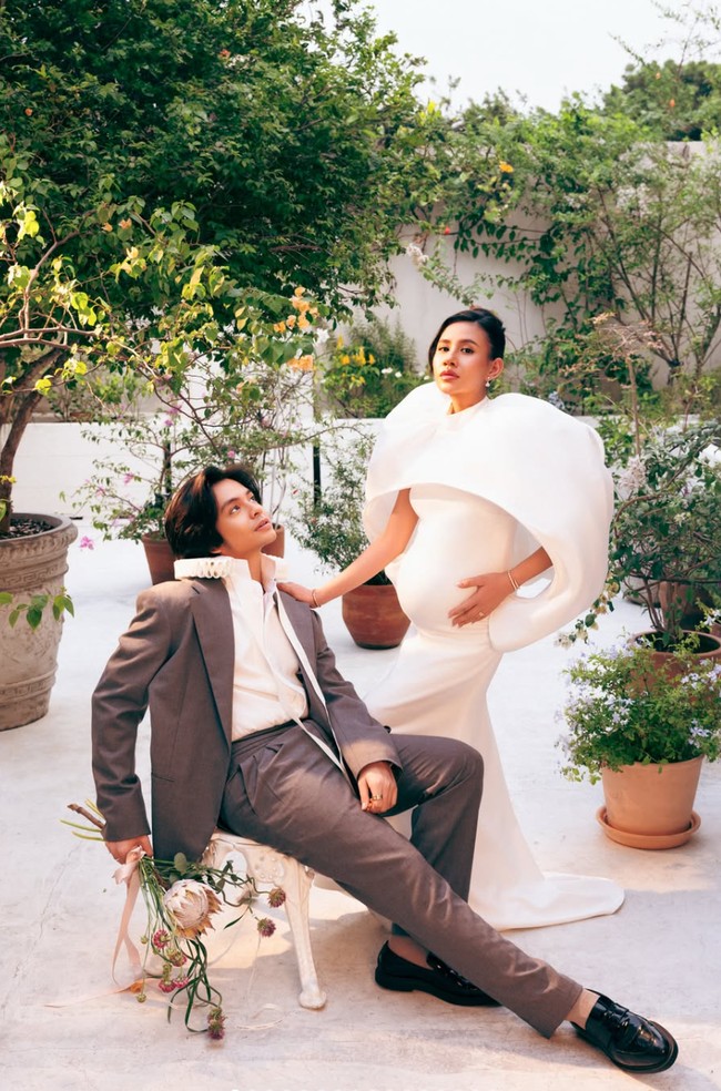 Pemotretan maternity Shenina Cinnamon kembali curi atensi. Istri Angga Yunanda itu tampil dalam balutan gaun putih dengan siluet yang dramatis dan elegan. Gaun tersebut diketahui berasal dari Jean Tirtamarta. Foto: Instagram/@sheninacinnamon