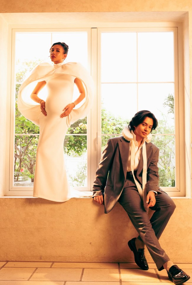 Leher gaun dibuat tinggi (high neckline) sehingga memberi kesan anggun dan sophisticated. Potongan tanpa lengan membuat bentuk bahu terlihat lebih tegas. Gaun juga memiliki potongan body-hugging yang mengikuti lekuk tubuh dan menonjolkan baby bump sebagai fokus utama. Foto: Instagram/@sheninacinnamon