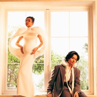 Leher gaun dibuat tinggi (high neckline) sehingga memberi kesan anggun dan sophisticated. Potongan tanpa lengan membuat bentuk bahu terlihat lebih tegas. Gaun juga memiliki potongan body-hugging yang mengikuti lekuk tubuh dan menonjolkan baby bump sebagai fokus utama. Foto: Instagram/@sheninacinnamon