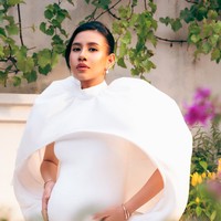 Yang tak kalah curi atensi ialah perhiasan mewah yang dikenakan Shenina. Shenina diketahui mengenakan serangkaian aksesori dari Bvlgari. Ada 2 gelang yang dikenakan Shenina di tangan kanan dan kirinya. Masing-masing gelang bernilai Rp 837 juta dan Rp 246,6 juta. Sementara anting dan cincinnya bernilai Rp 279,9 juta dan Rp 212,4 juta. Foto: Instagram/@sheninacinnamon