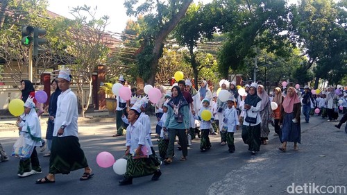 Siswa baru mengikuti Masa Taaruf Murid Madrasah (Matamuda) dengan pawai keliling kota di Lombok Timur, NTB, Senin (13/7/2026). foto (Sanusi Ardi W/detikBali)