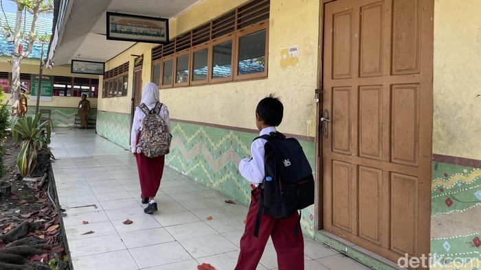 Siswa dari SDN Teluk Dalam 10 Banjarmasin saat masuk hari pertama sekolah, Senin (13/7/2026).