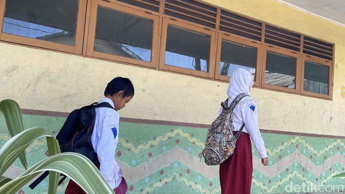 Siswa dari SDN Teluk Dalam 10 Banjarmasin saat masuk hari pertama sekolah, Senin (13/7/2026).