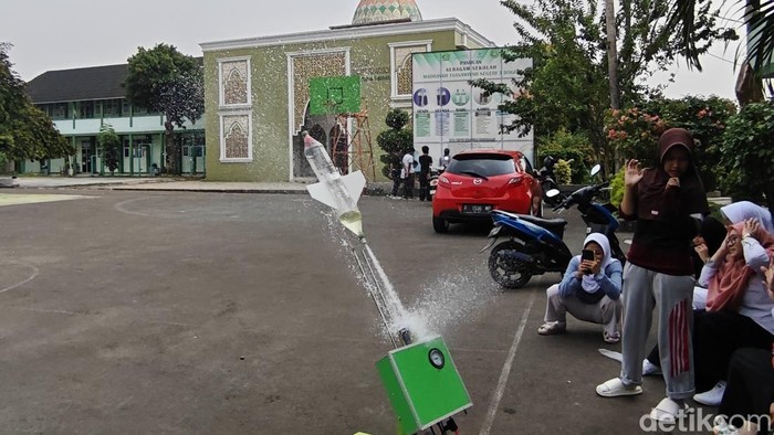 Siswa MTsN 3 Cibinong ujicoba roket air yang akan dipamerkan saat menyambut siswa tahun ajaran baru