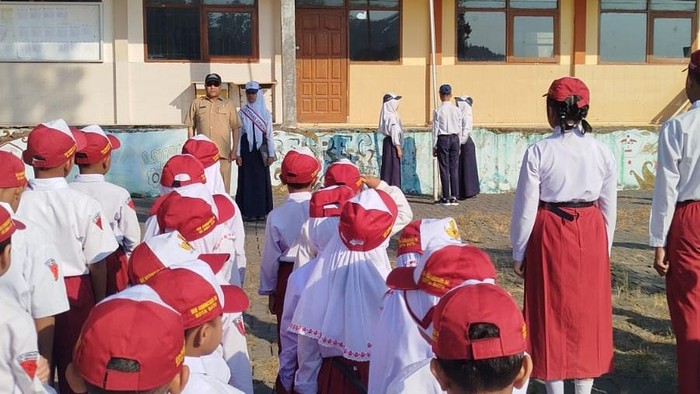 Siswa SDN Gunungsari 4 Kota Batu mengikuti upacara di hari pertama masuk sekolah