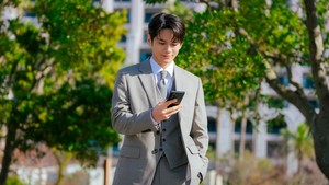 Harta bukan masalah buat Kang Min Hwan. Tapi dia selalu merasa kurang dalam hidup, yang berujung membawanya ke pilihan-pilihan yang salah. (Foto: dok. tvN)