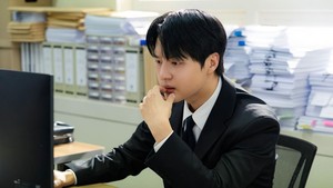 Yang Se Jong mendeskripsikan karakternya sebagai orang yang suka konfrontasi. Baik itu kebenaran di balik kasus-kasus yang dia pegang, hingga perasaannya pada Cheon Yeo Ri. (Foto: dok. tvN)
