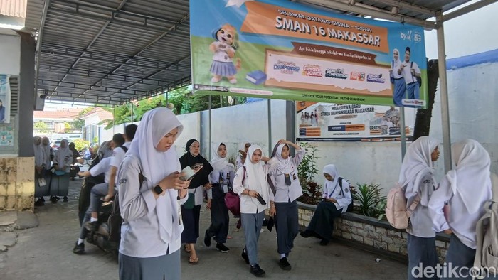 Suasan hari pertama siswa masuk sekolah di SMA Negeri 16 Makassar.