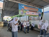 Hari Pertama Sekolah di SMA Makassar, Orang Tua Temani Sampai Upacara