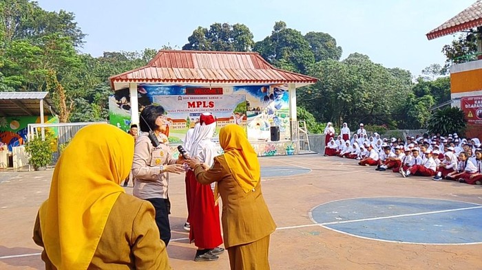 Suasana di SDN Srengseng Sawah 15 Pagi Jahakarsa saat ada ancaman bom di hari pertama masuk sekolah, Senin (13/7/2026).