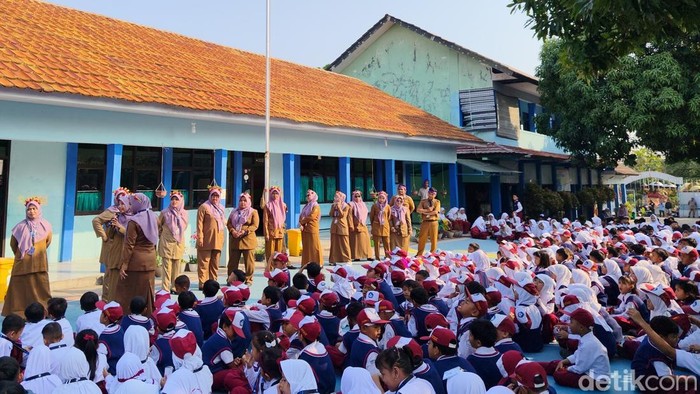 Suasana hari pertama masuk sekolah di SDN Taman Kalijaga Permai, Kota Cirebon
